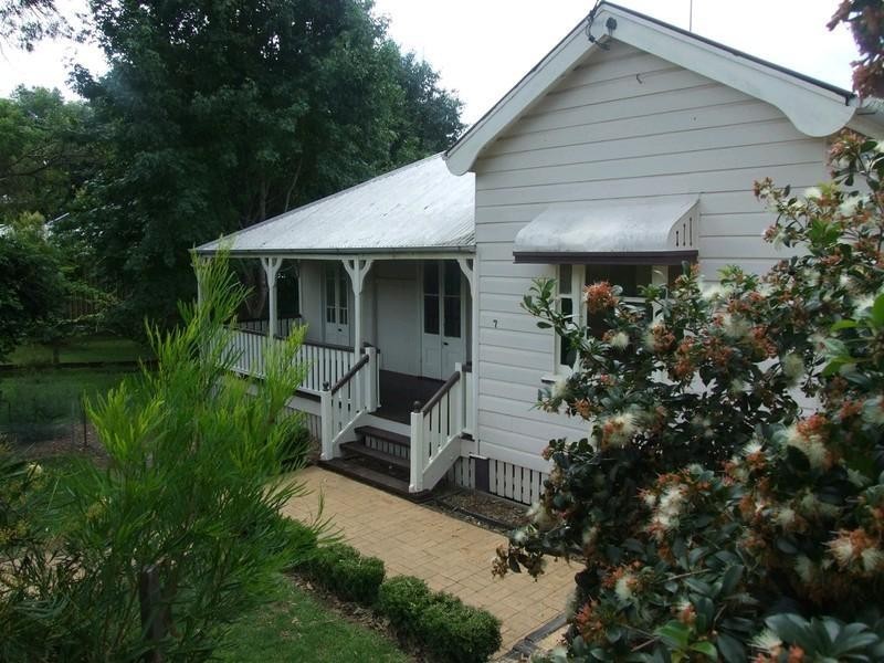 7 Creek Street, Crows Nest QLD 4355