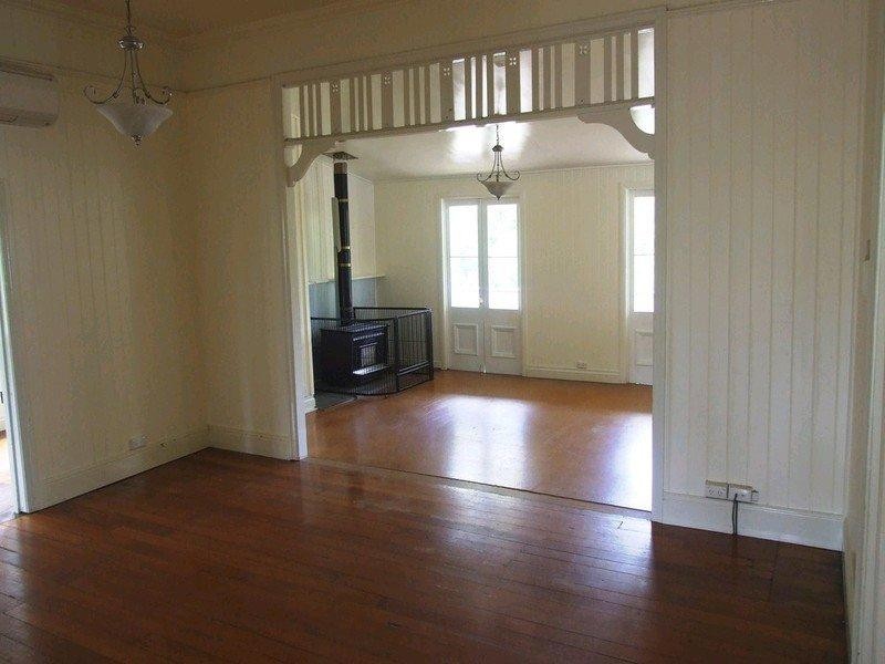 7 Creek Street, Crows Nest QLD 4355