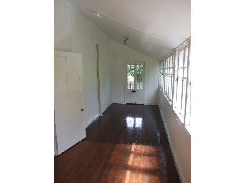 7 Creek Street, Crows Nest QLD 4355