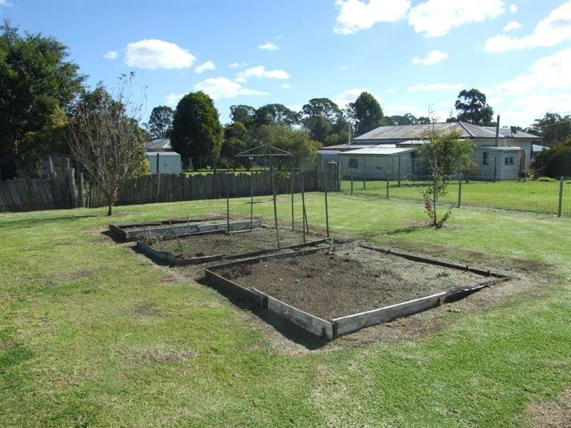 8 Nolan Street, Crows Nest QLD 4355