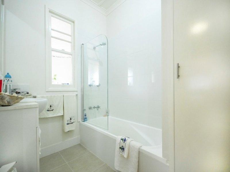 1/12a Creek Steet, Crows Nest QLD 4355