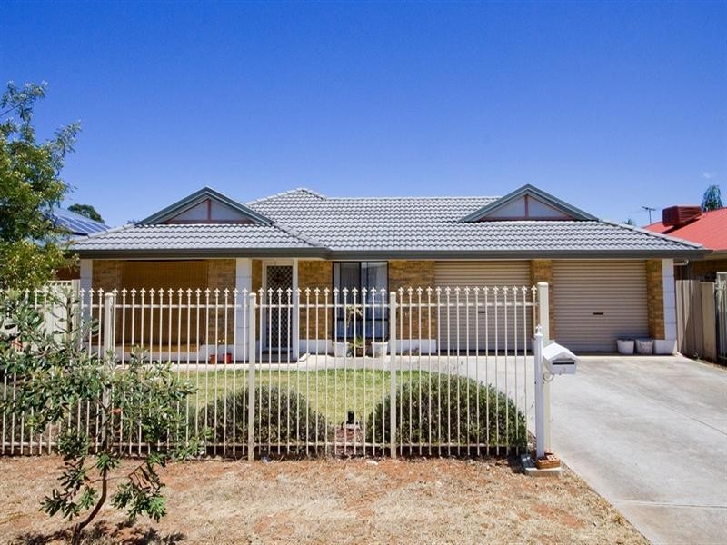 12 Moulds Crescent, Smithfield SA 5114