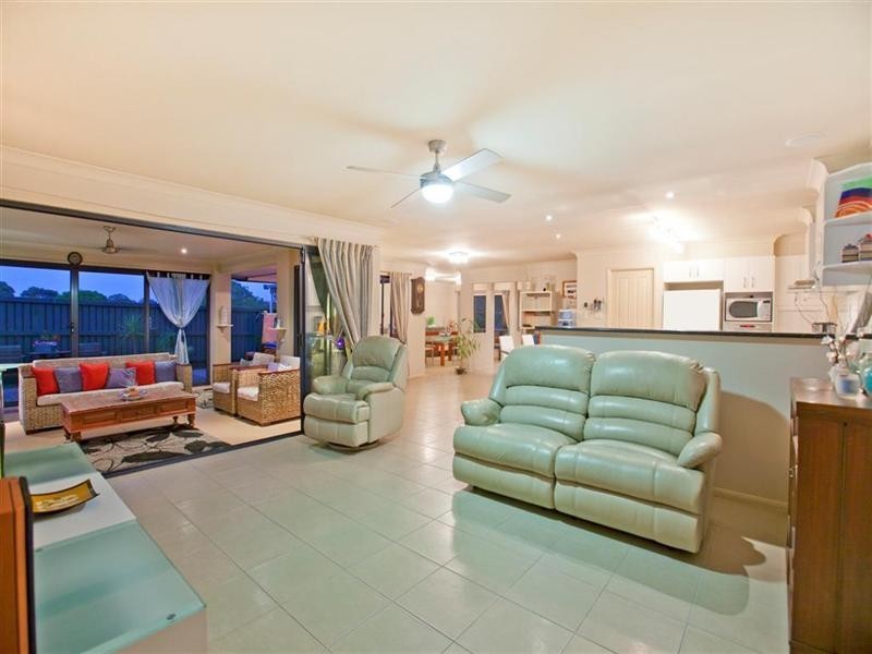 14 Gloria Parade, Redland Bay QLD 4165