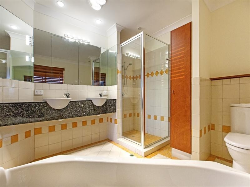 10 Kinsail Court, Raby Bay QLD 4163