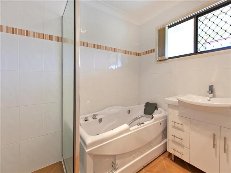 8 Price Avenue, Birkdale QLD 4159