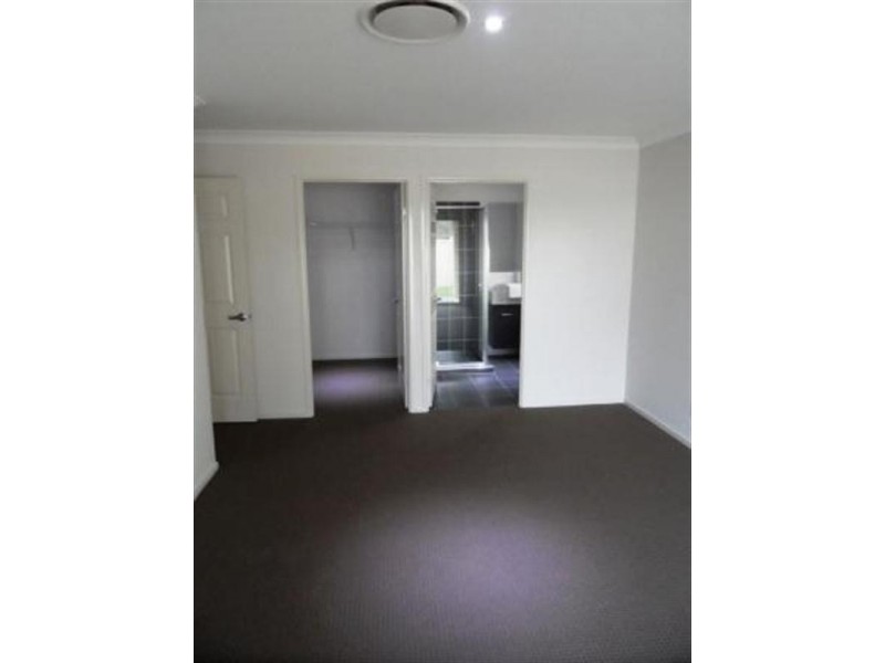 72 EMPEROR Drive, Redland Bay QLD 4165