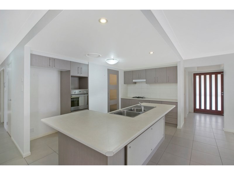 100 Beach Street, Cleveland QLD 4163