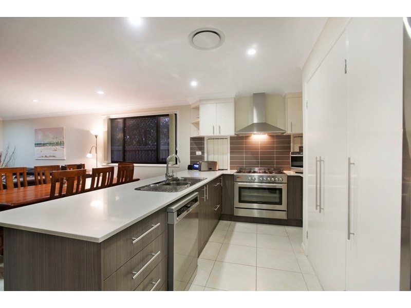 2 Saltburn Place, Wakerley QLD 4154