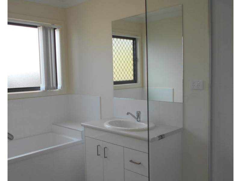 2/24 Rossinton Street, Birkdale QLD 4159