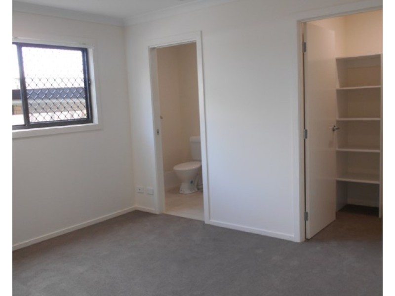 2/24 Rossinton Street, Birkdale QLD 4159