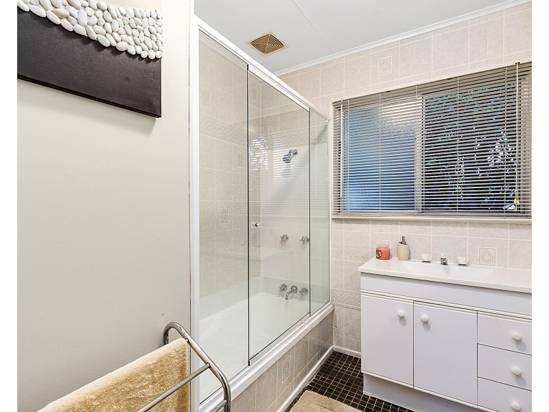 1 Riaweena Street, Thorneside QLD 4158