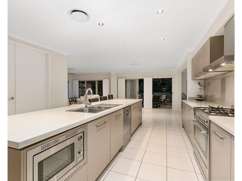 28 Magnetic Place, Redland Bay QLD 4165