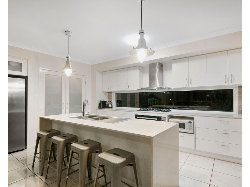 16 Acer Place, Redland Bay QLD 4165