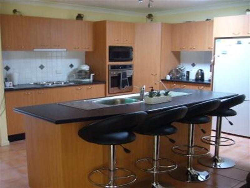 11 OAKLAND Avenue, Redland Bay QLD 4165