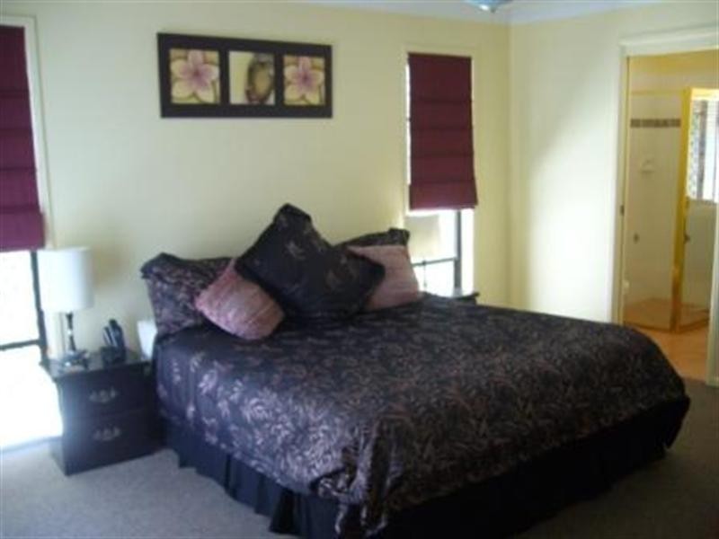 11 OAKLAND Avenue, Redland Bay QLD 4165