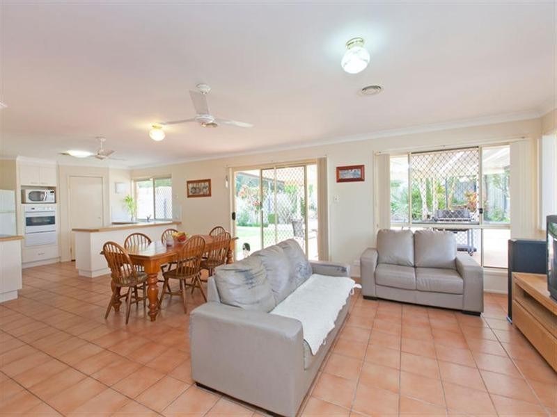 11 Parkgrove Street, Birkdale QLD 4159