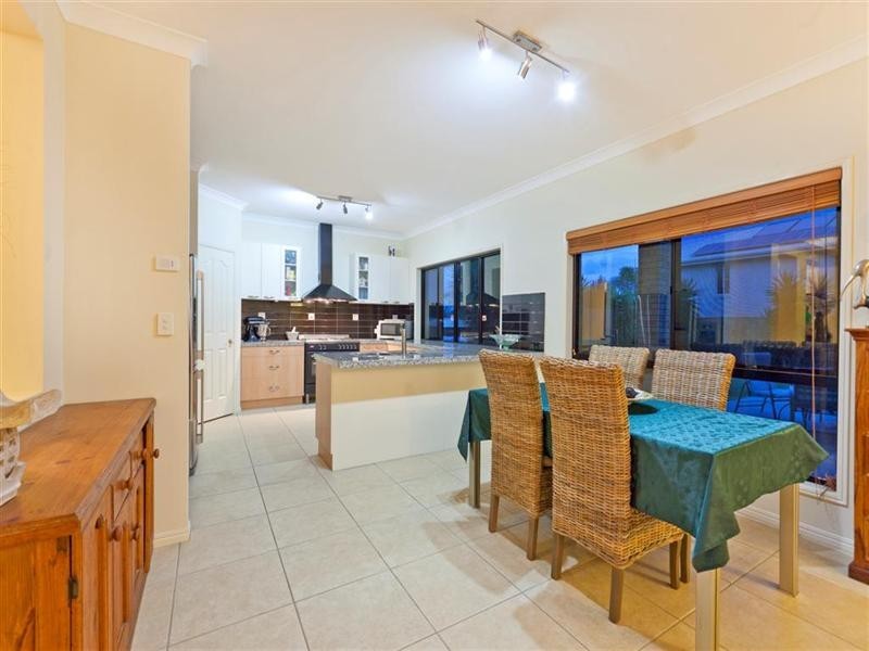 18 Seaspray Street, Thornlands QLD 4164