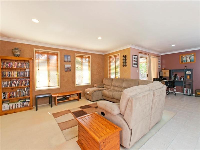 2 Matthews Way, Wakerley QLD 4154