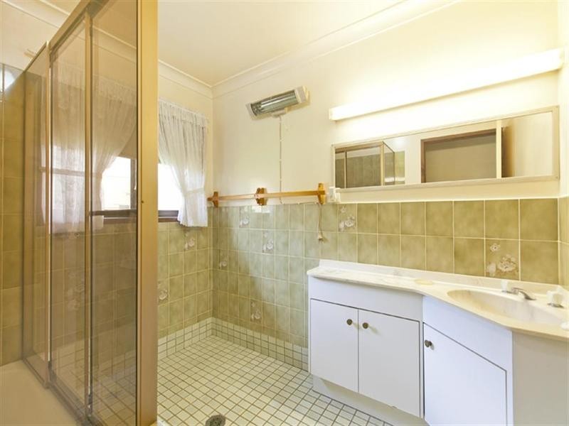 4 Azalea Street, Redland Bay QLD 4165