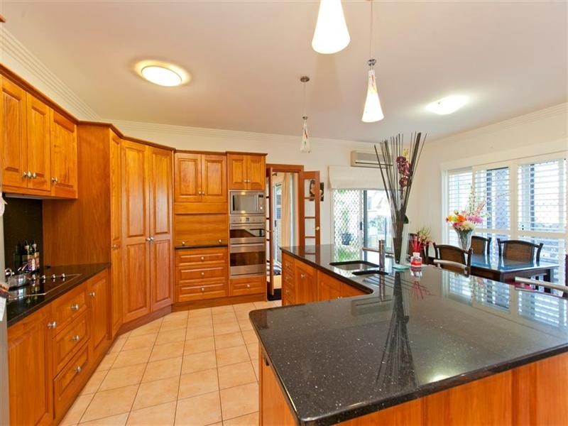 12 Mainsail Street, Birkdale QLD 4159