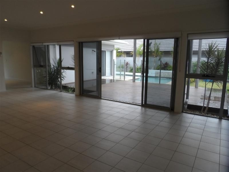 19 MARGARET Crescent, Wakerley QLD 4154