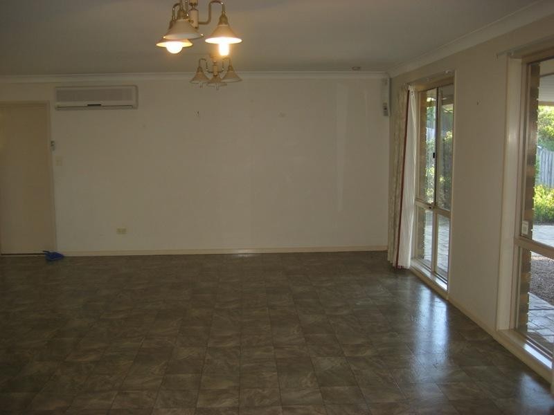 8 Casick Place, Edens Landing QLD 4207