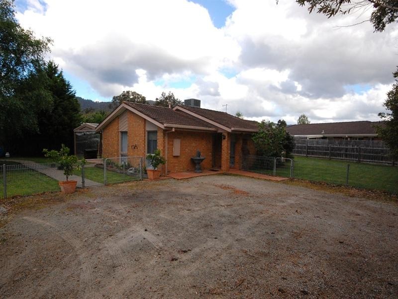 11 Leeds Drive, Kilsyth South VIC 3137