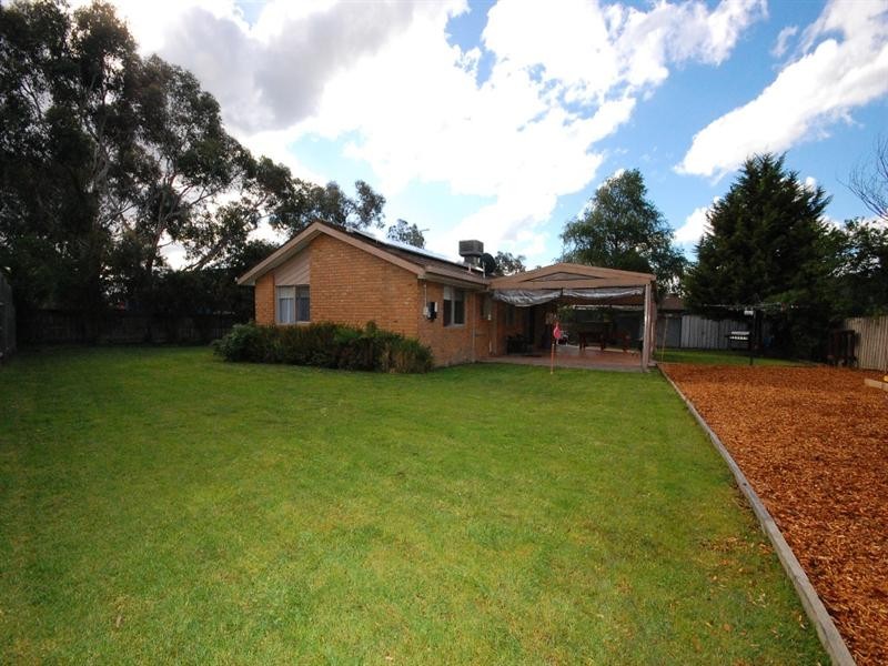 11 Leeds Drive, Kilsyth South VIC 3137