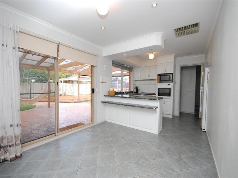 11 Leeds Drive, Kilsyth South VIC 3137
