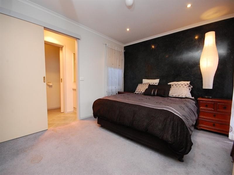 11 Leeds Drive, Kilsyth South VIC 3137