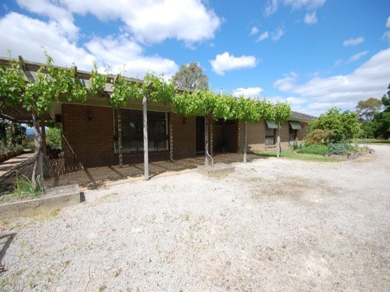 8 Honeysuckle Way, Chirnside Park VIC 3116