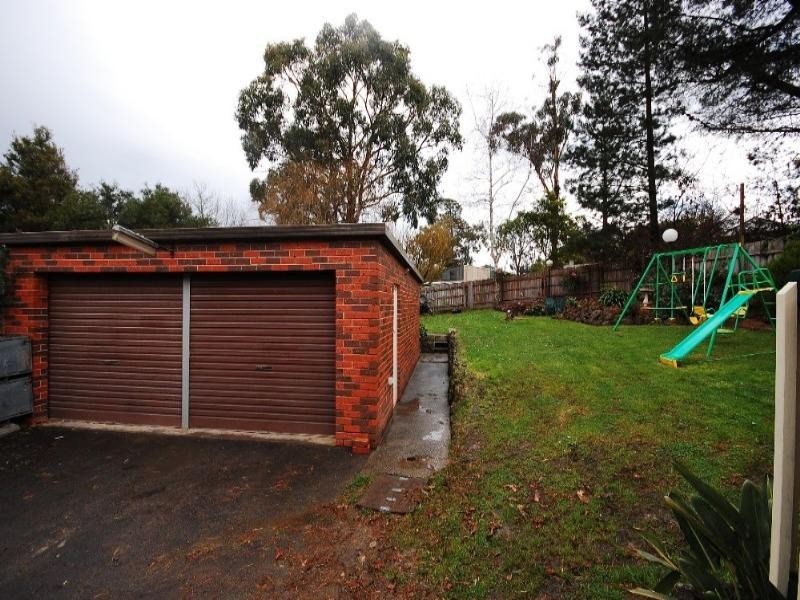 4 Stewart Avenue, Wandin North VIC 3139
