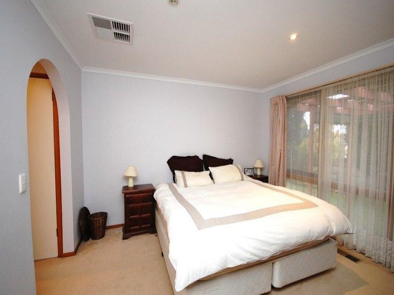 10/27 Central Avenue, Croydon South VIC 3136