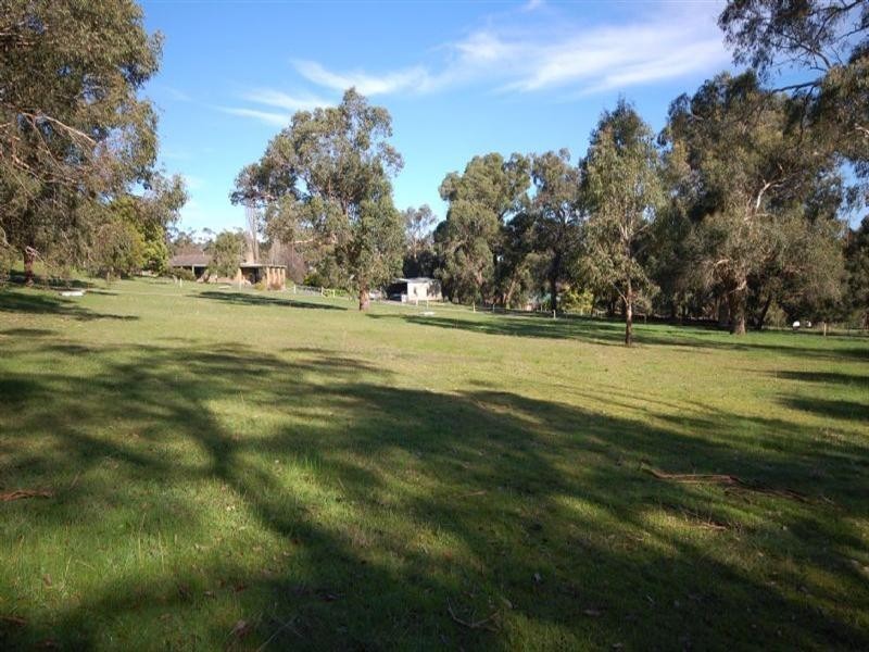 32 Centre Road, Yellingbo VIC 3139
