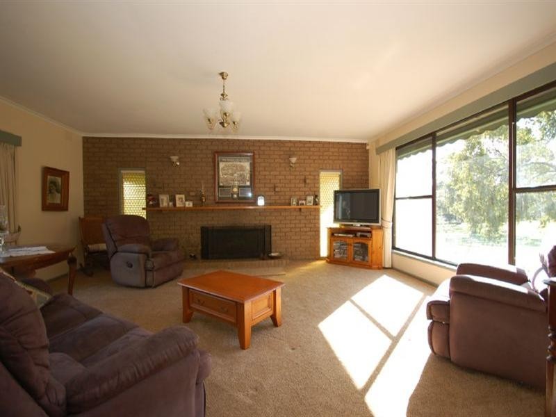 32 Centre Road, Yellingbo VIC 3139