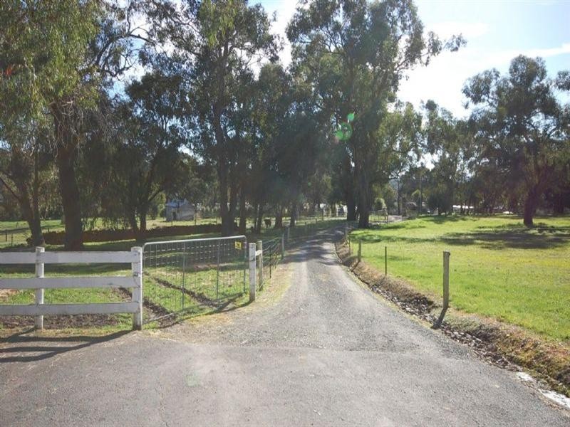 32 Centre Road, Yellingbo VIC 3139