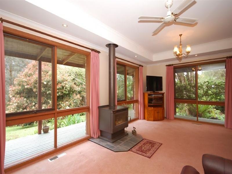 45 Railway Parade, Wandin North VIC 3139