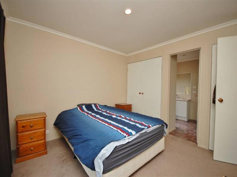 2/11 The Crescent, Mount Evelyn VIC 3796