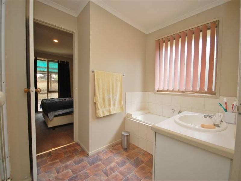 2/11 The Crescent, Mount Evelyn VIC 3796