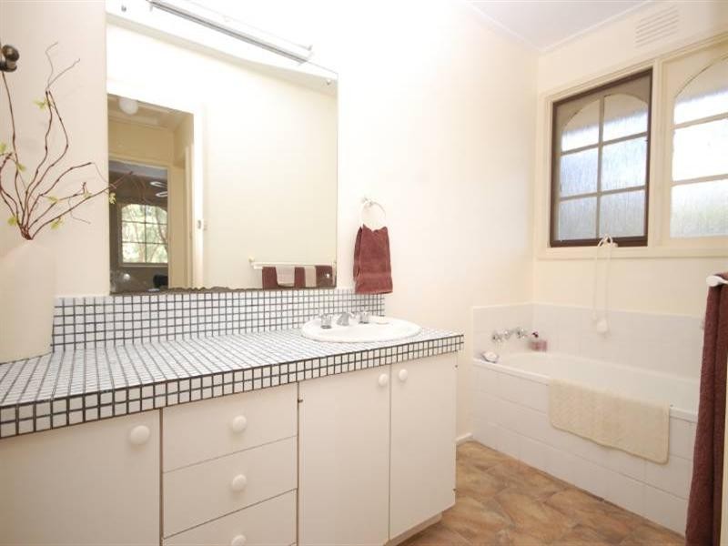 11 Seymour Street, Seville VIC 3139