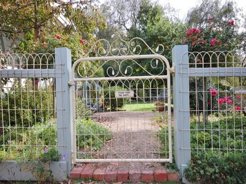 10 Winifred Street, Seville VIC 3139