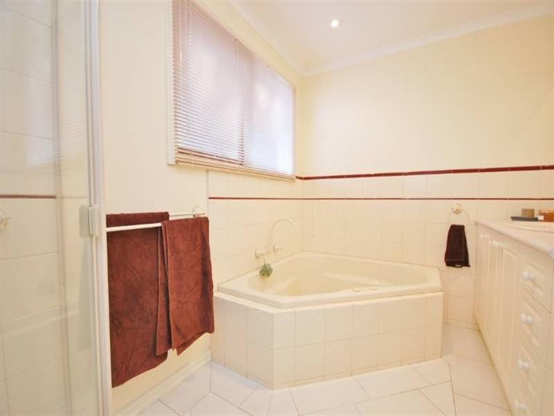 4 Stewart Avenue, Wandin North VIC 3139