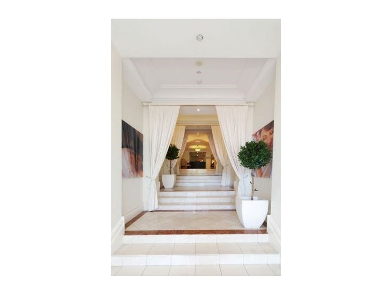 24 Queensland Avenue, Broadbeach QLD 4218