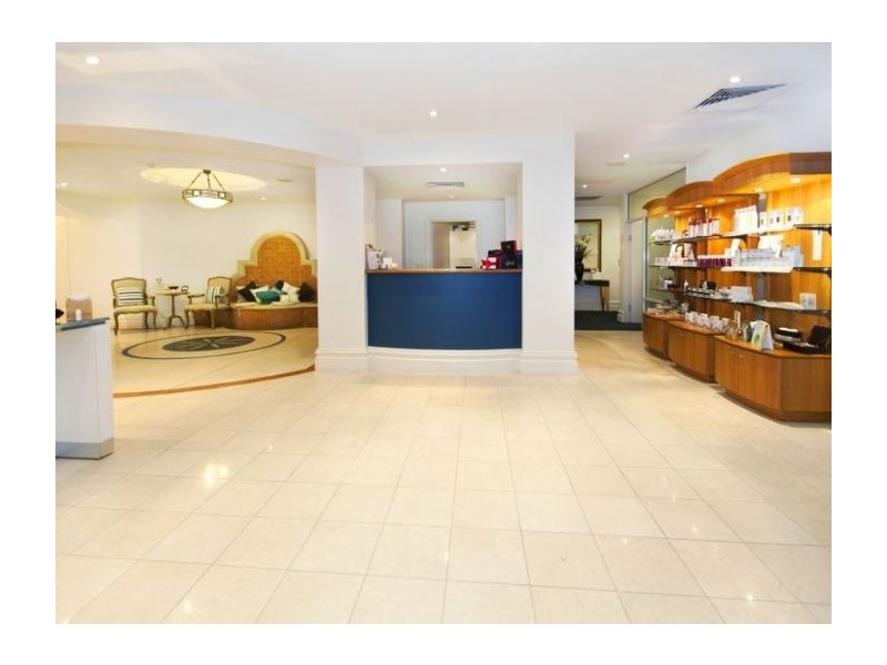 24 Queensland Avenue, Broadbeach QLD 4218