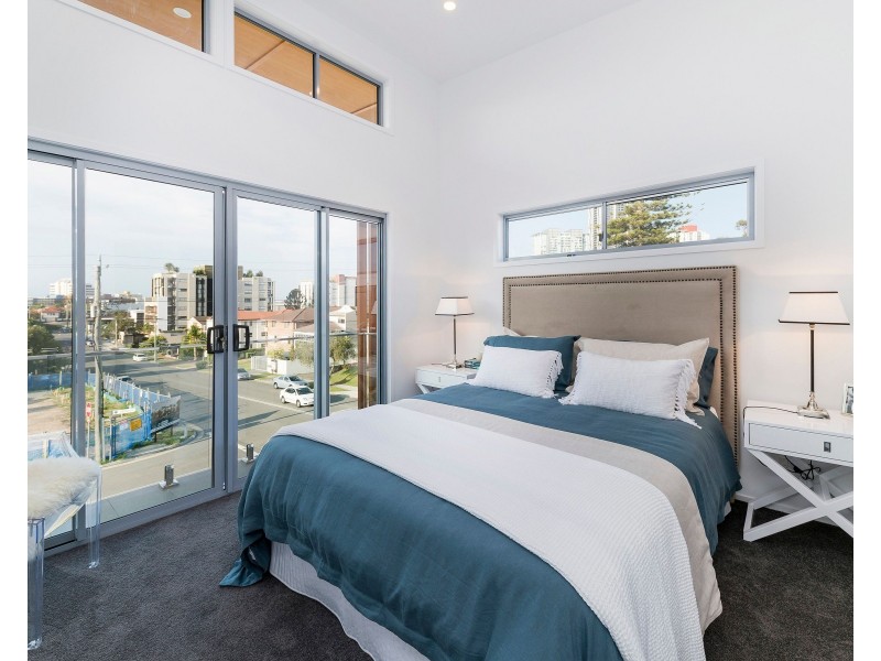 18 Lenneberg Street, Southport QLD 4215