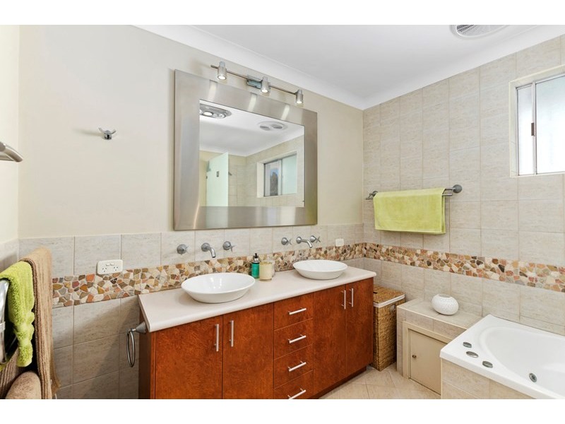 19 Kanangra Drive, Thirroul NSW 2515