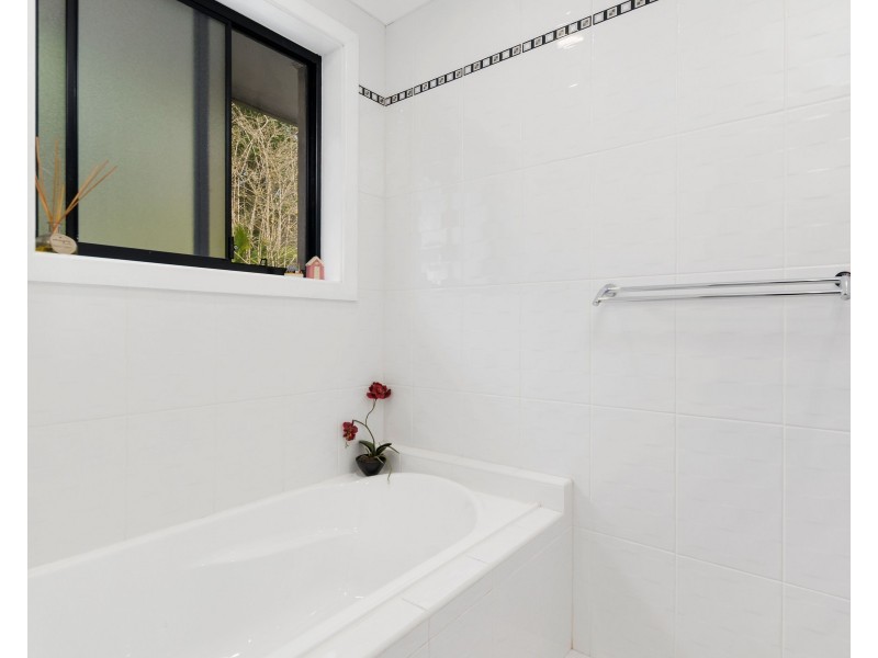 28 Kanangra Drive, Thirroul NSW 2515