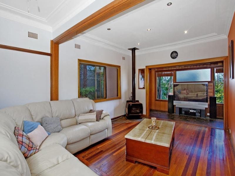 32 Pass Avenue, Thirroul NSW 2515