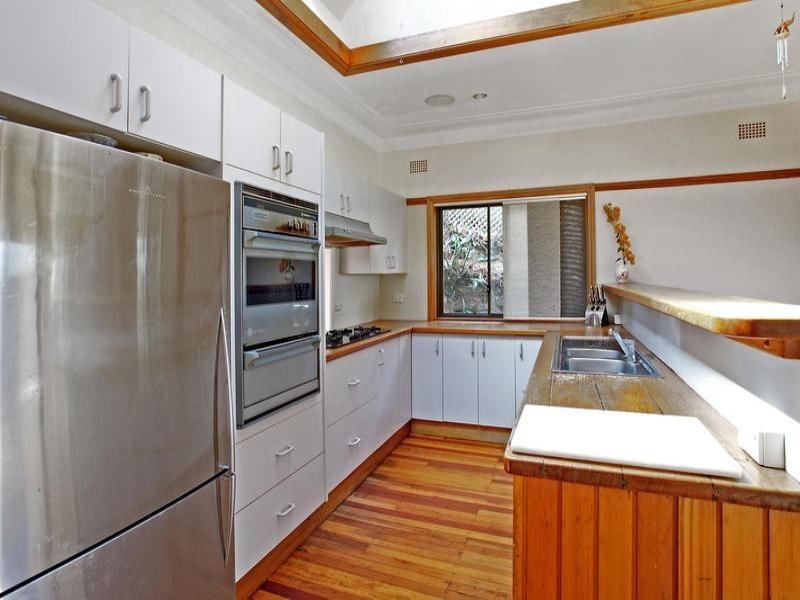 32 Pass Avenue, Thirroul NSW 2515