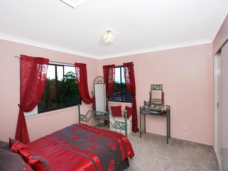 8 Kanangra Drive, Thirroul NSW 2515